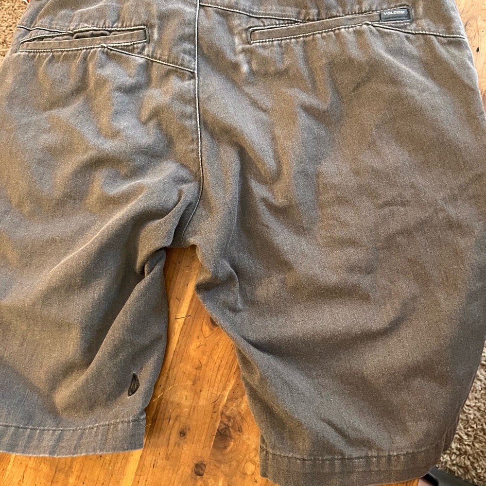 Volcom Shorts Size 30 - image 4